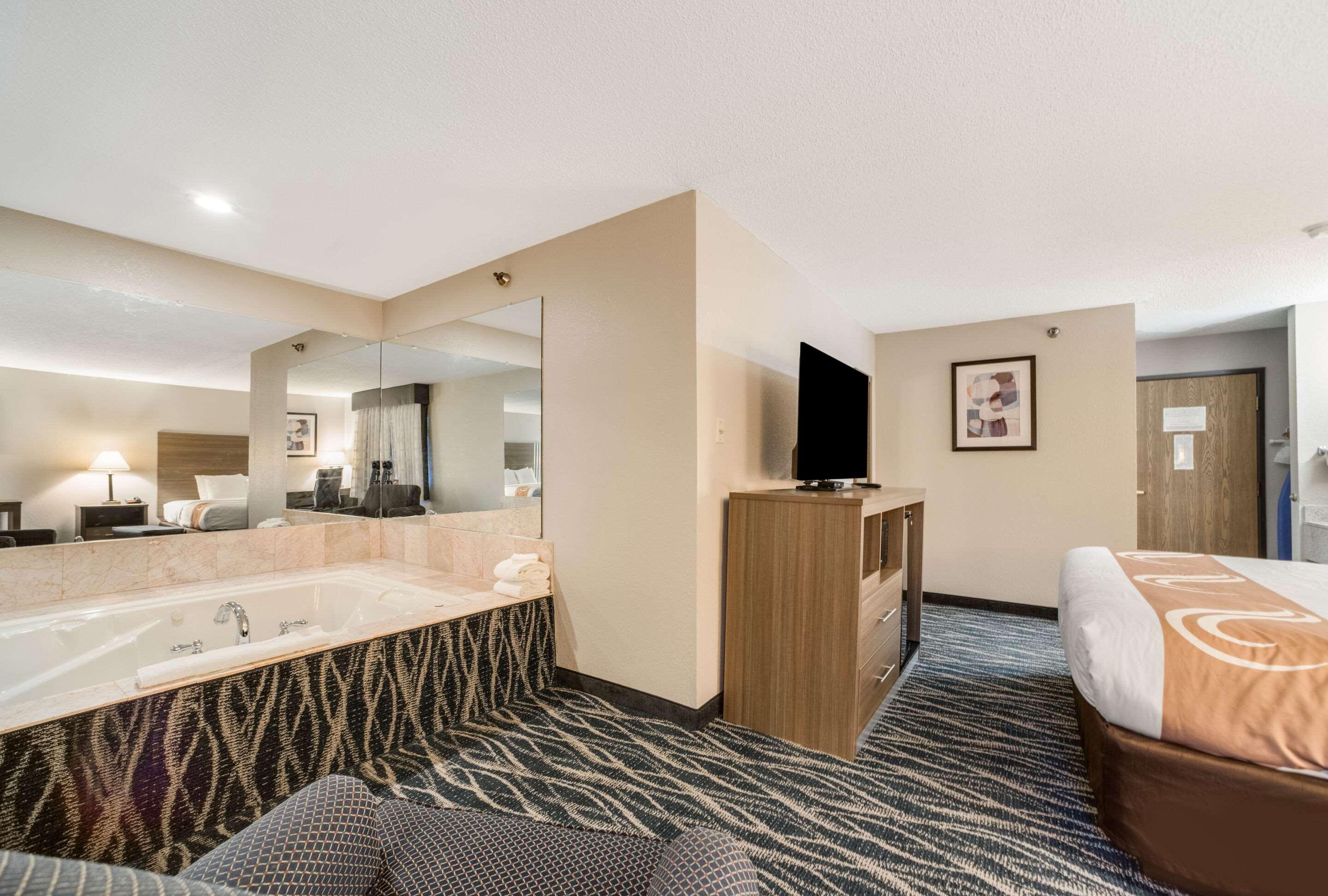 Quality Inn Ефингам Екстериор снимка