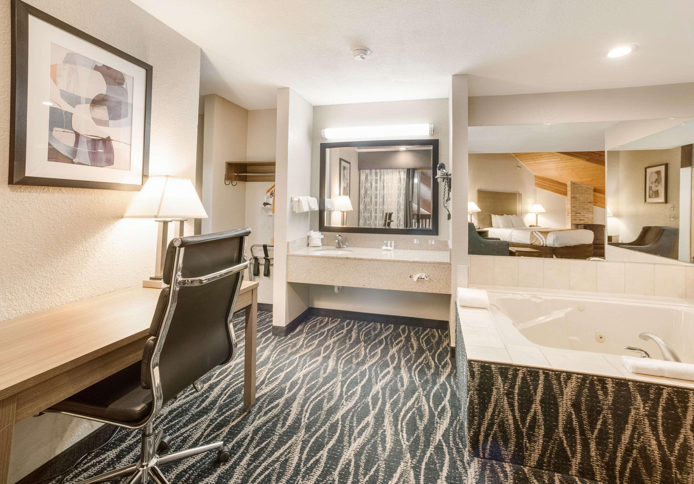 Quality Inn Ефингам Екстериор снимка