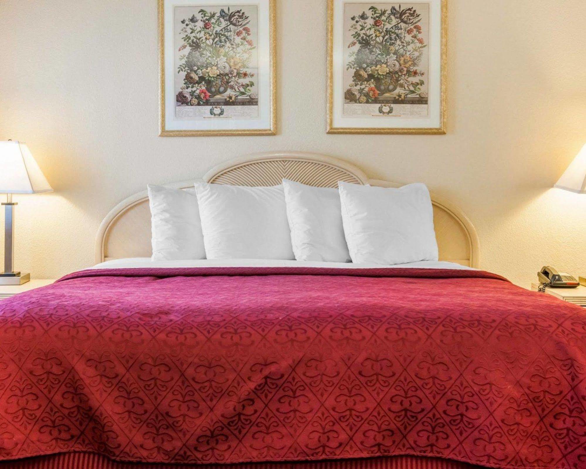 Quality Inn Ефингам Екстериор снимка